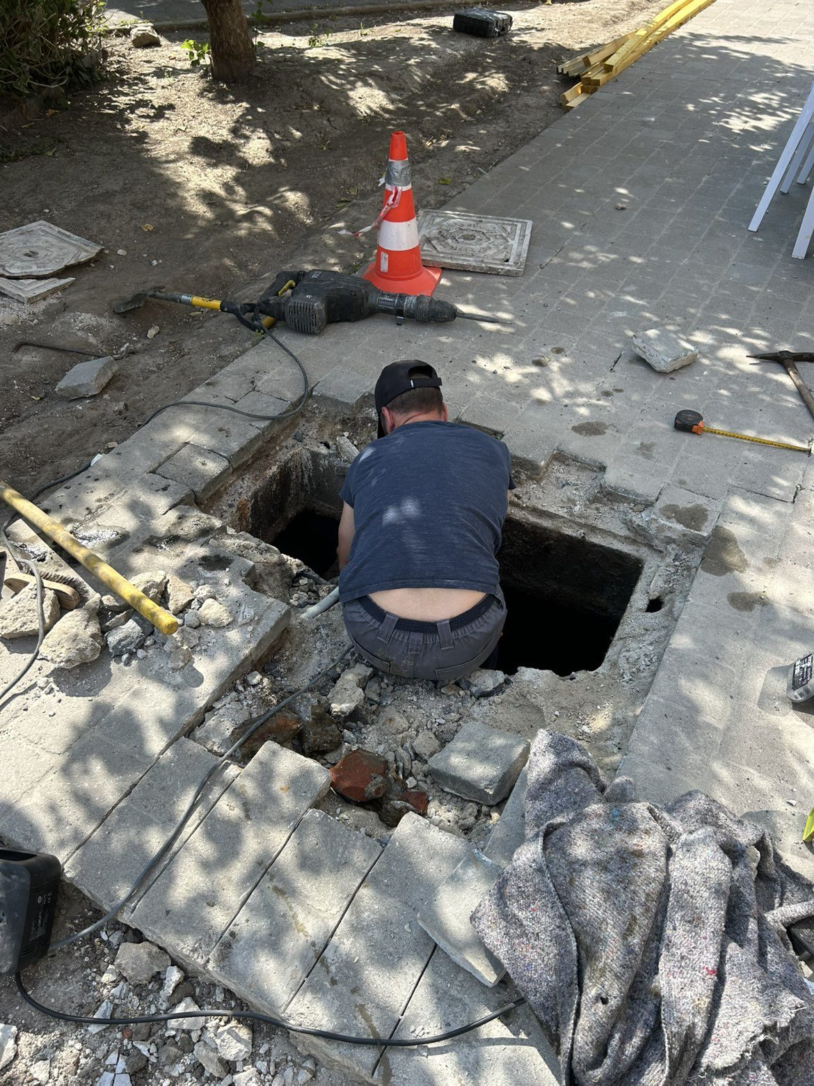 Chantier d'assainissement sécurisé lors du remplacement d'un regard à La Bassée