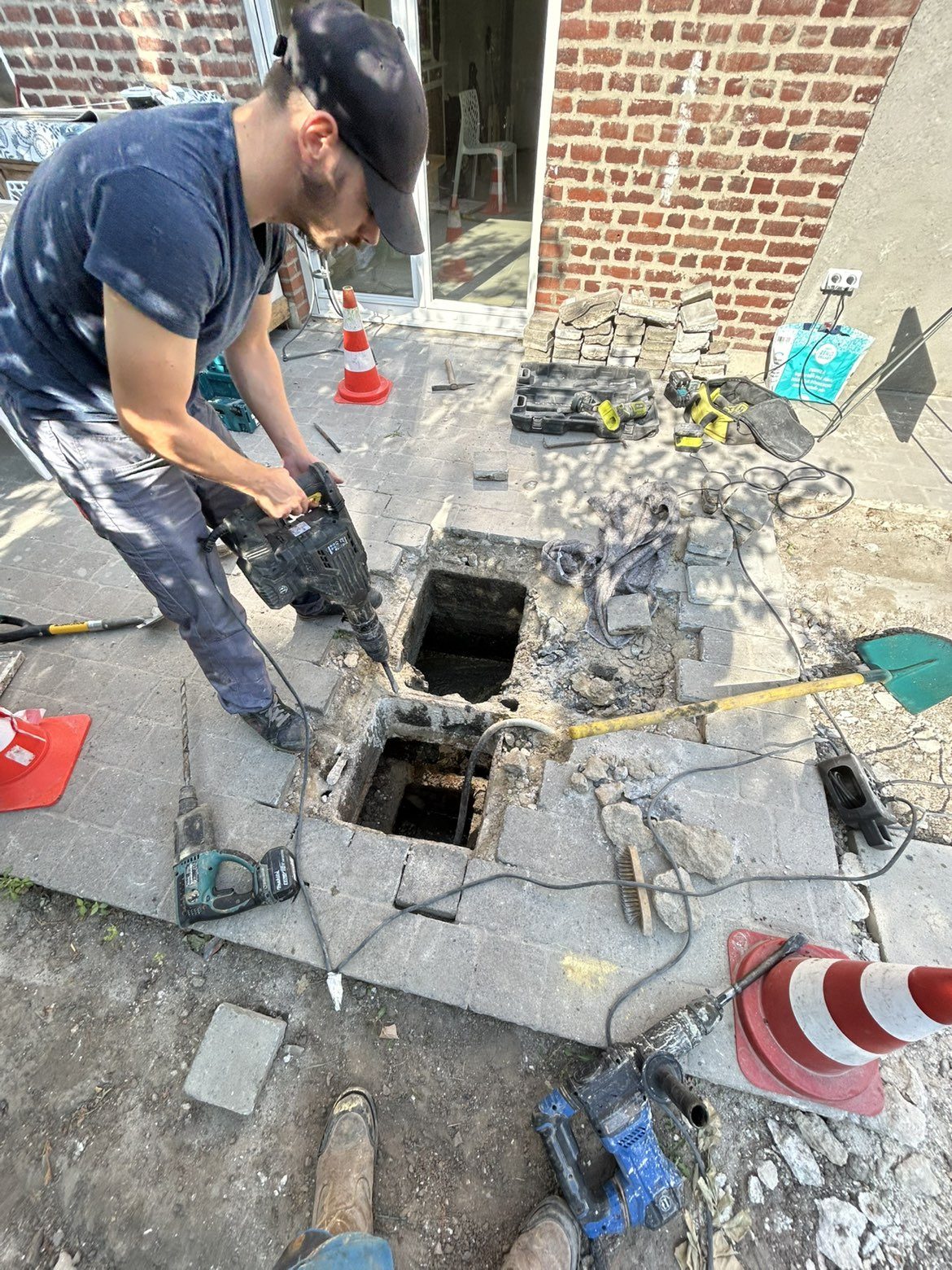Découpe de la dalle béton pour la pose d'un nouveau regard à La Bassée