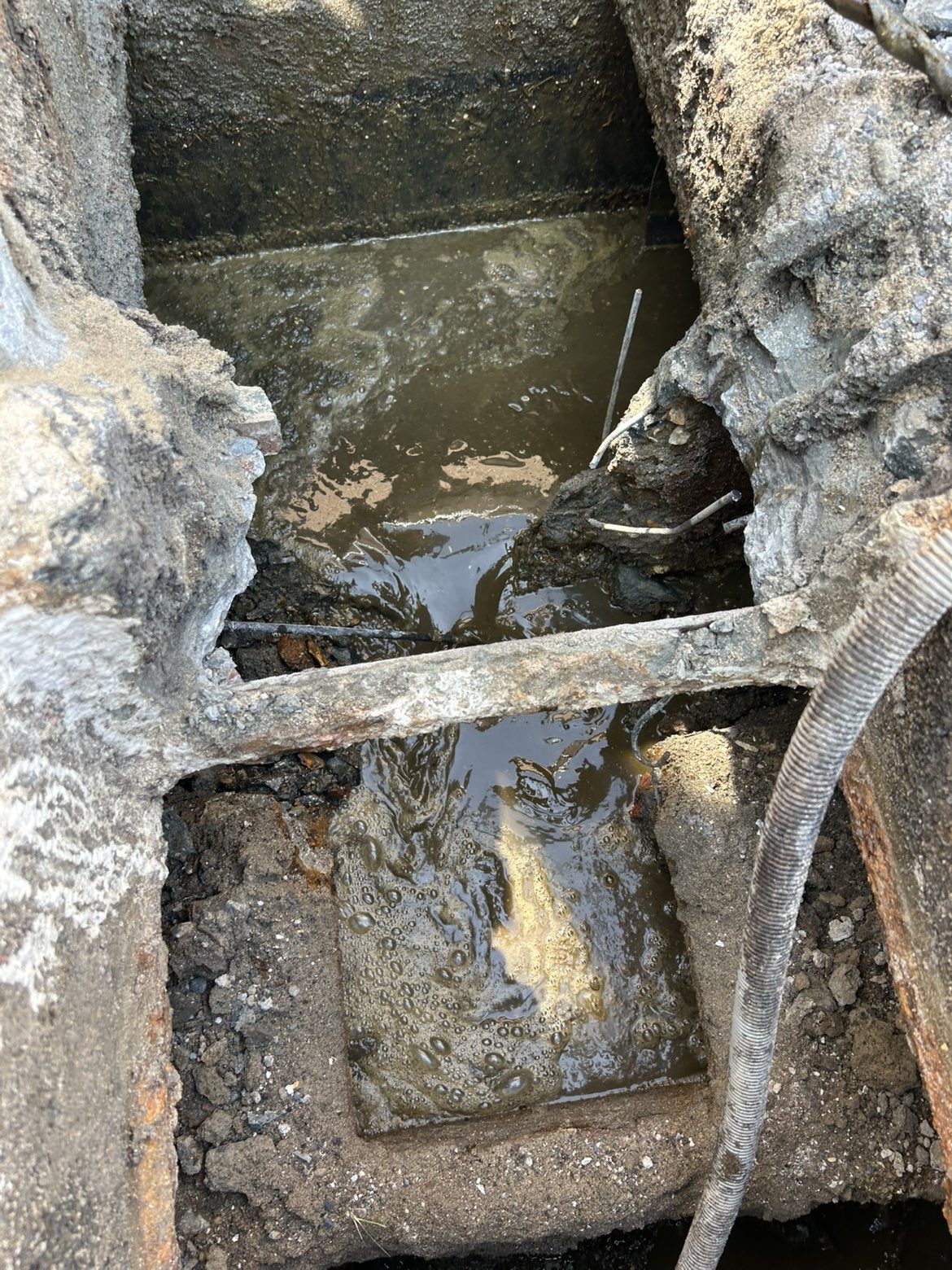 Ancienne canalisation encrassée mise à nu lors d'un chantier d'assainissement à La Bassée