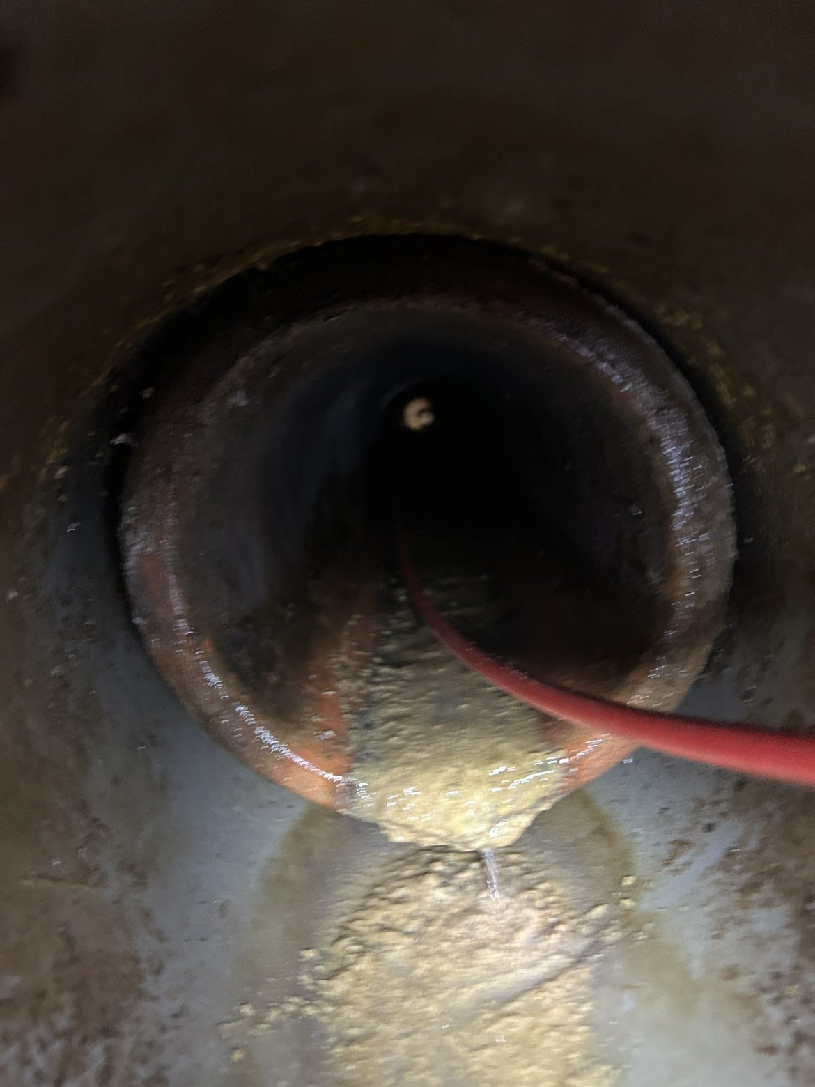 Vue intérieure d'une canalisation lors d'un passage caméra à La Bassée