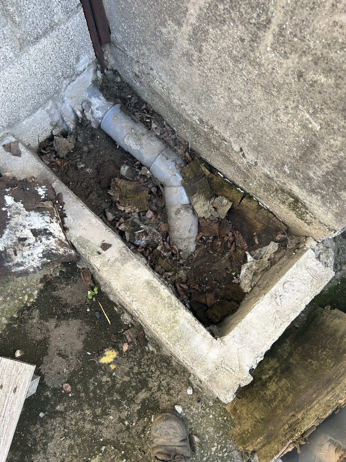 Regard de canalisation vétuste à remplacer à La Bassée