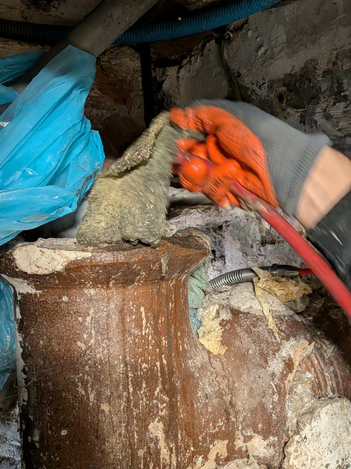 Bouchon de lingettes retiré d'une ancienne canalisation en grès